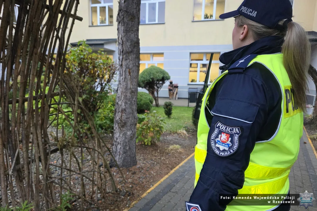 Policjanci dbają o bezpieczeństwo uczniów