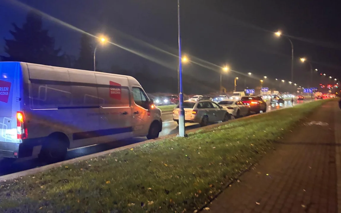 Niespokojny wieczór na ulicach Rzeszowa. Zderzenie trzech pojazdów i stłuczka na DK94