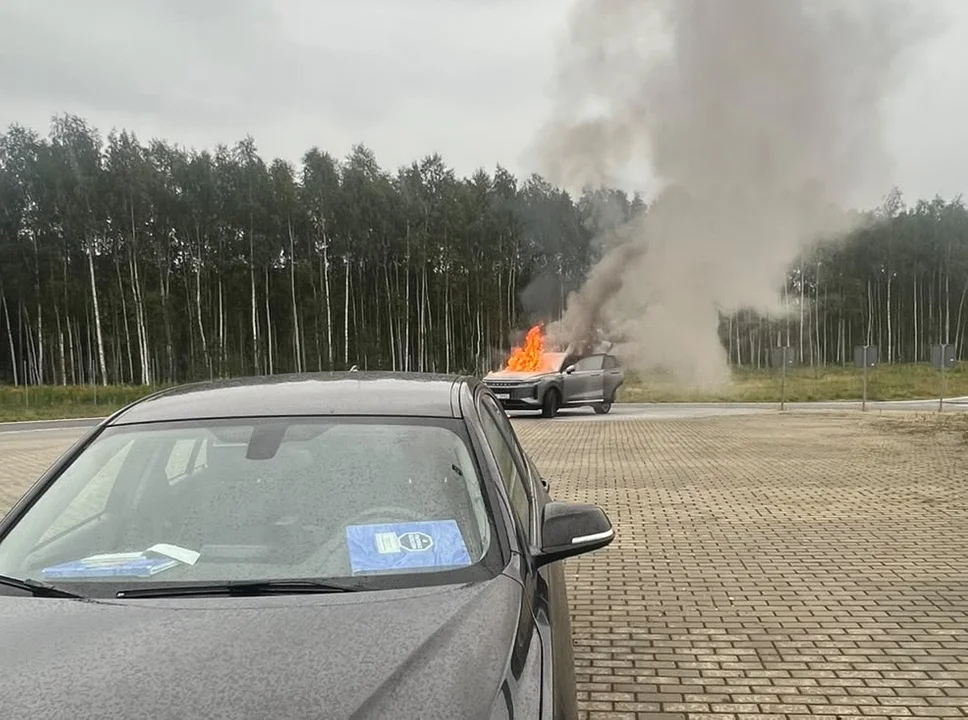 Samochód stanął w płomieniach - policjanci pomogli rodzinie opuścić pojazd
