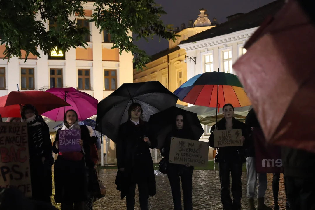 Kobiety z transparentami