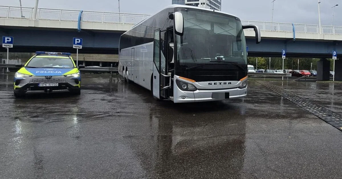 Jeden autokar miał uszkodzoną oponę, drugi nie miał badań technicznych